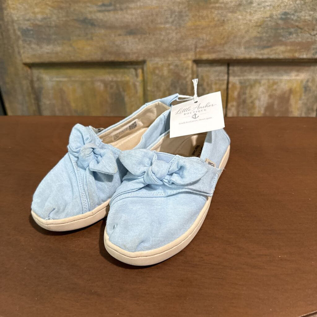 blue bow toms